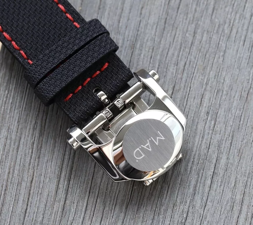 Folding clasp for M.A.D.1